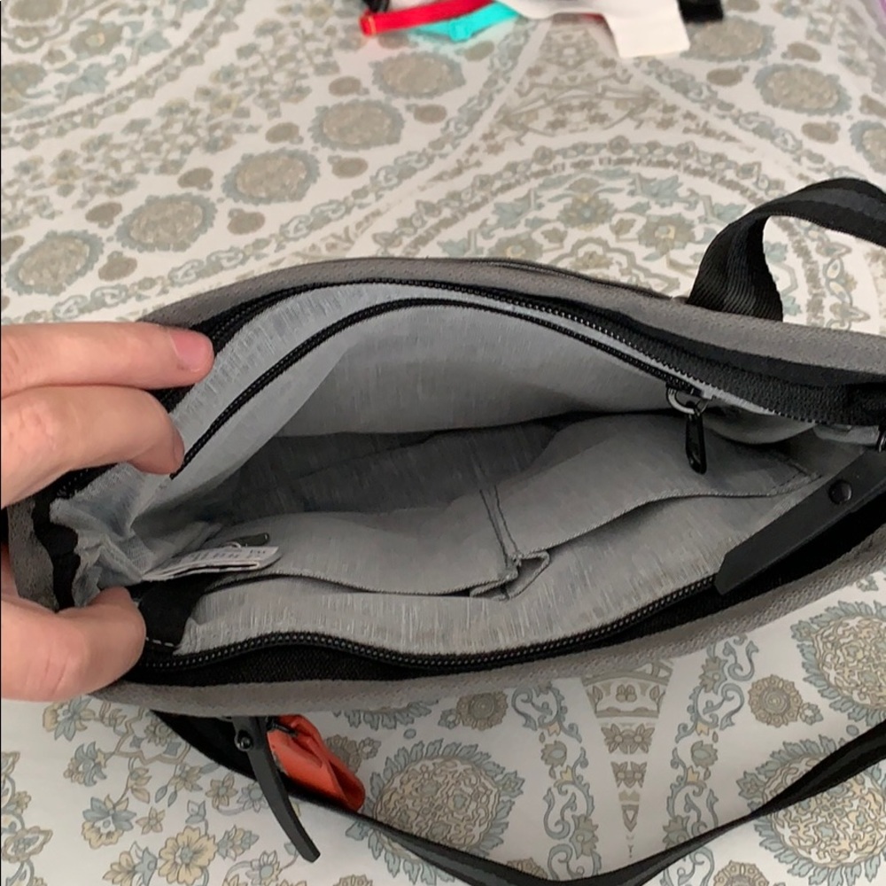 Sherpani Sadie Crossbody - Picture 4 of 5